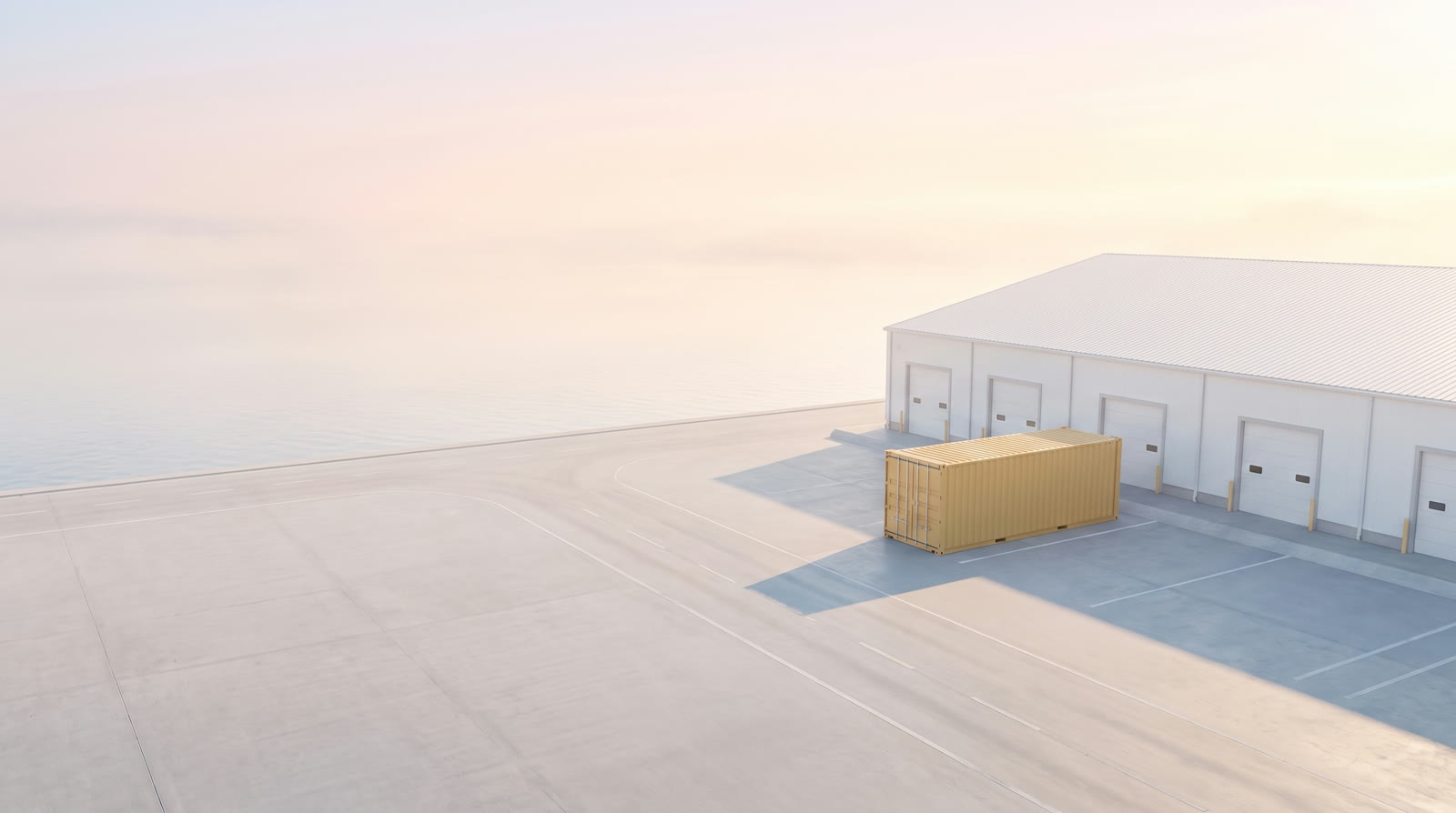Pátio logístico claro com um contêiner amarelo diante de um galpão